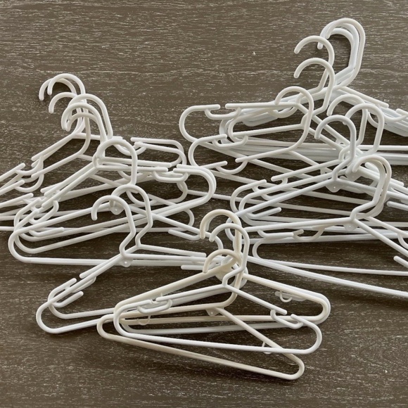 Plastic Clothes Hangers for Baby Toddler Kids Notched Shoulders Bundle Lot of 25 - Picture 1 of 2